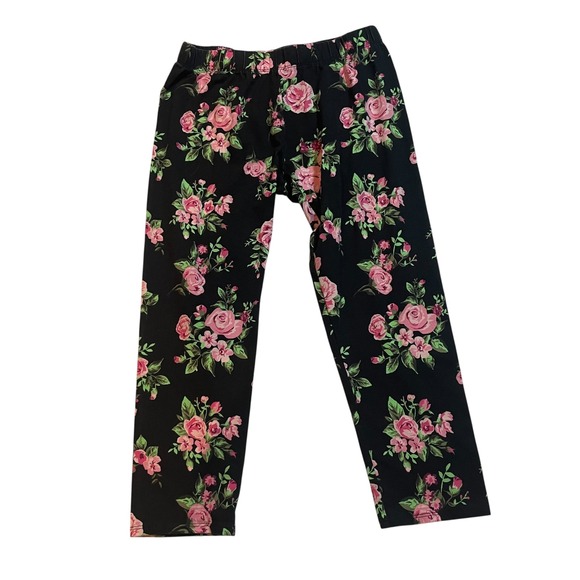 NWOT No Boundaries Black Floral Rose Print Capri Leggings Size Medium - Picture 1 of 4